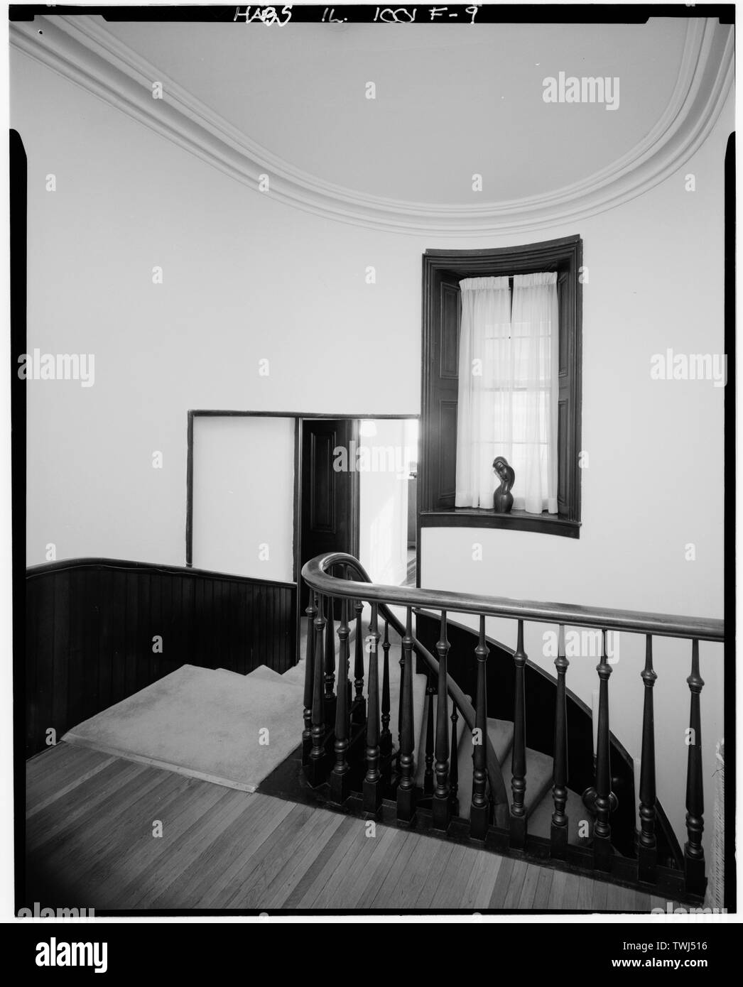 Auf der zweiten Etage Treppe Flur und Treppenhaus; SSE suchen. (Ryan) - Rock Island Arsenal, Gebäude Nr. 2, Terrasse zwischen Gillespie Avenue und East Avenue, Rock Island, Rock Island County, IL; Rothmann, Thomas Jefferson Stockfoto