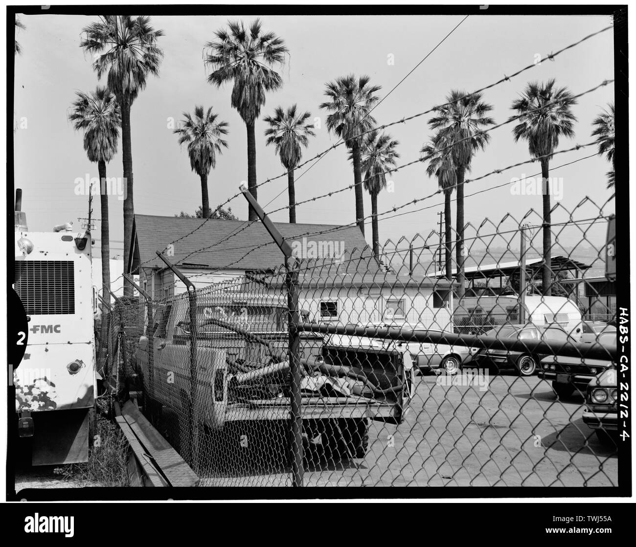 Semi-oblique Ansicht von Südosten (hinten) Elevation; Hinweis zurück Yard hat zum Parkplatz umgewandelt worden; chain-link Fence trennt Eigenschaft von 208 Palm (HABS-CA-2211); Blick nach Norden - Nordwesten zu. - Albert Hayman Cottage, 212 Palm Avenue, Santa Barbara, Santa Barbara County, CA Stockfoto