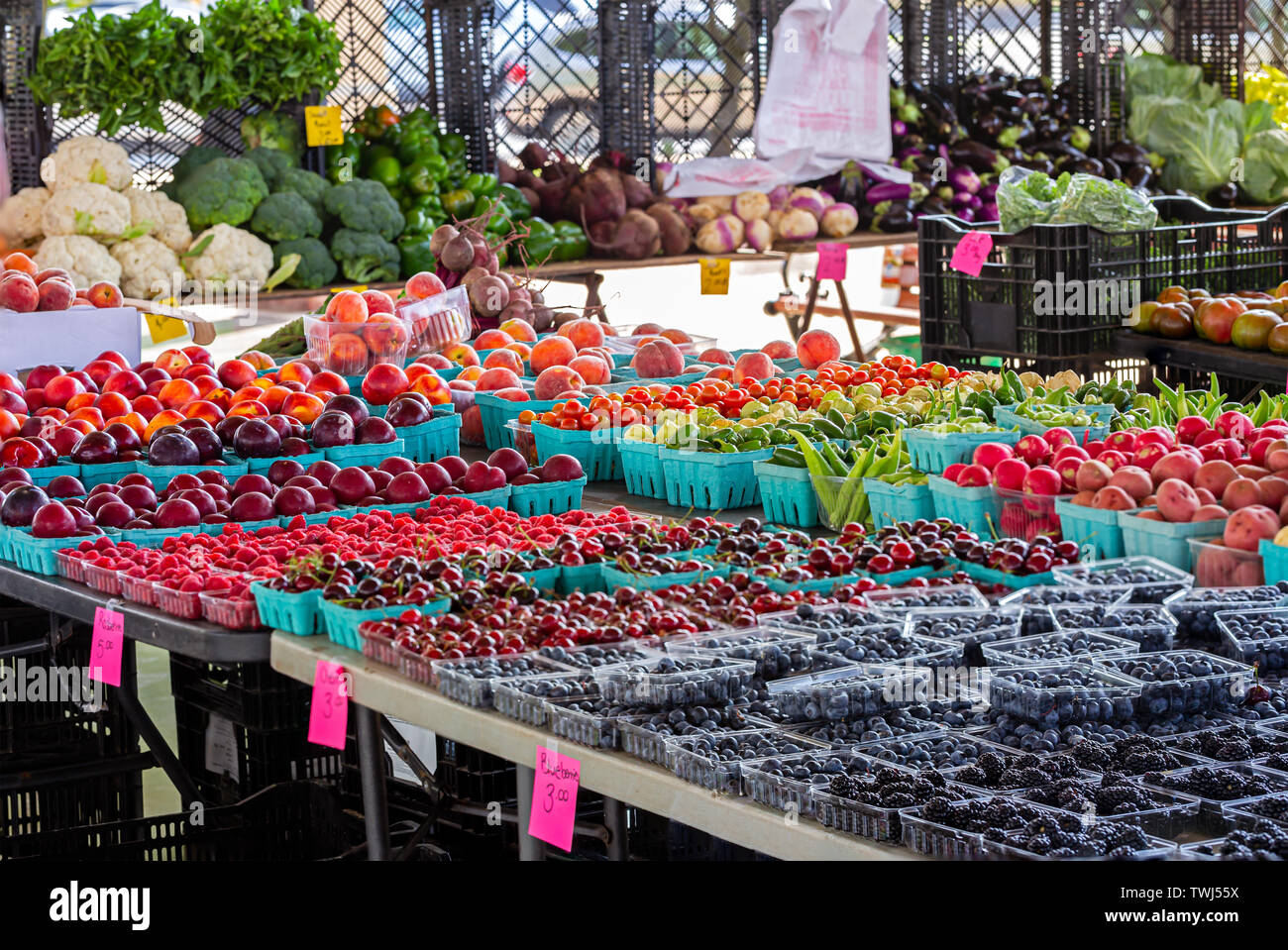Eine schöne Darstellung von Obst und Gemüse in einem lokalen Markt im Freien Stockfoto