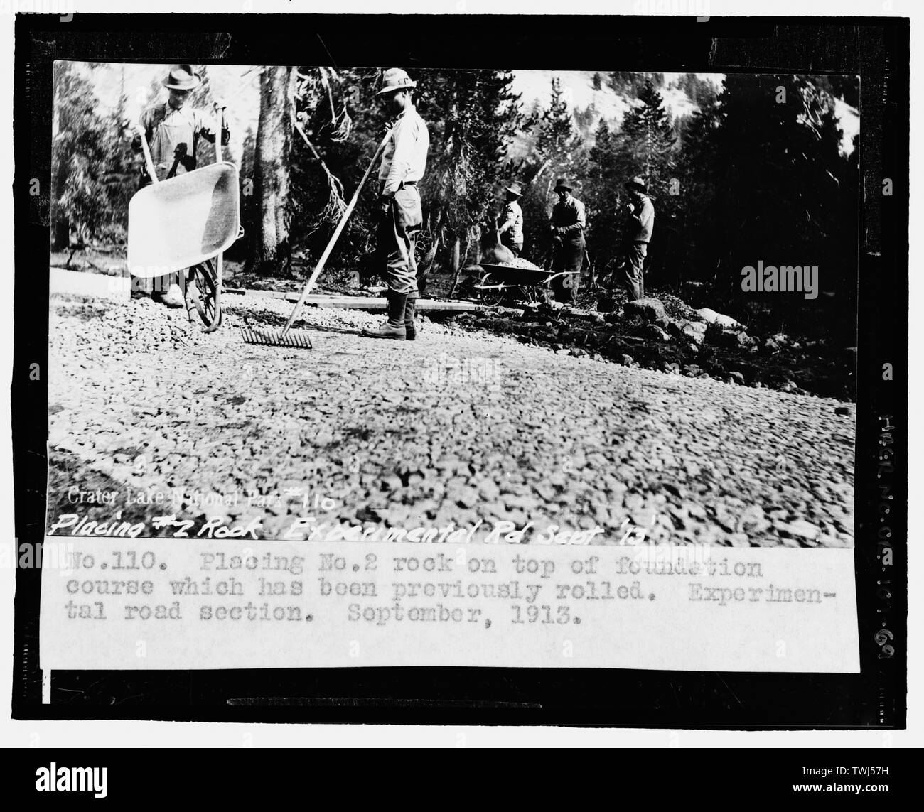 September 1913 Nr. 110. Platzieren. 2 Rock auf Grundlage der zuvor zurückgesetzt wurde. Experimentelle Straße Abschnitt. - Crater Lake National Park Straßen, Klamath Falls, Klamath County, ODER Stockfoto