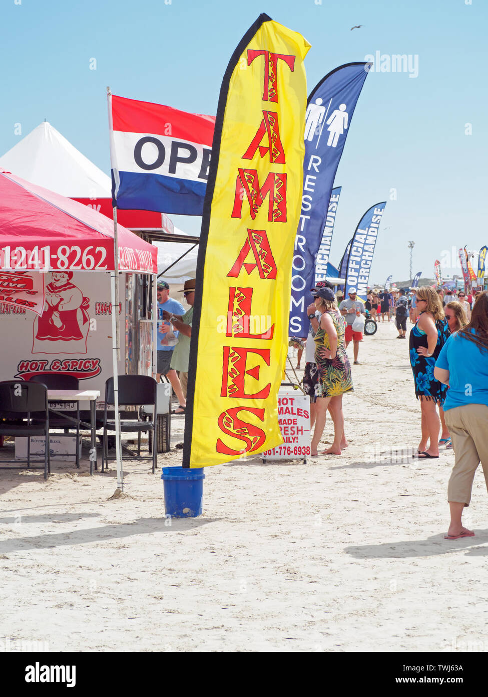 Tamales für Verkauf auf eine rote und eine gelbe Flagge am2019 Texas Sandfest in Port Aransas, Texas USA beworben. Hochformat. Stockfoto