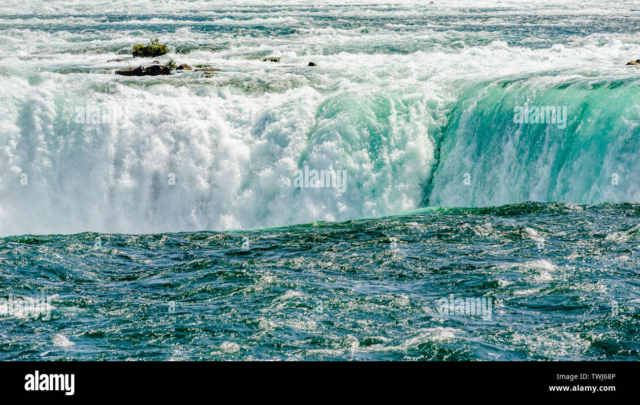 Gefährliche Stromschnellen fallen über die Kante an der Oberseite des Horeshoe fällt in Niagara Falls, Ontario, Kanada. Stockfoto