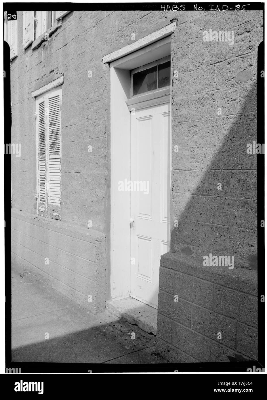 September 1971 DETAIL DER SÜDEN (VORNE) zeigt SCRIBED MÖRTEL, Tür, Fenster mit Fensterläden - St. Michael's Pfarrhaus, 519 East Third Street, Madison, Jefferson County, IN; Costigan, Francis Stockfoto