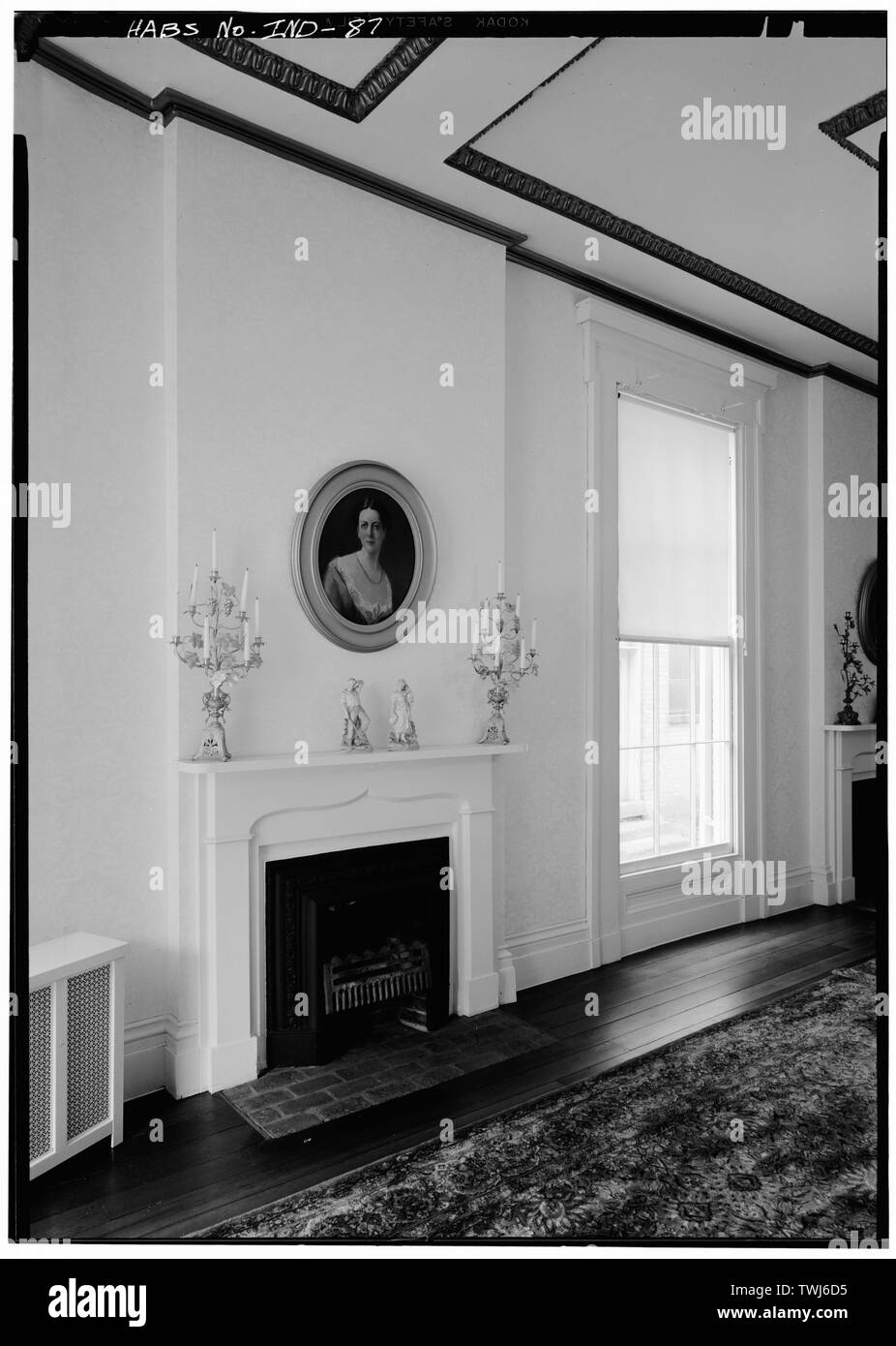 September 1971 ERSTER STOCK WOHNZIMMER KAMIN UND FENSTER AUS OST - Francis Costigan House, 408 West Third Street, Madison, Jefferson County, IN; Jandoli, Liz, Sender Stockfoto