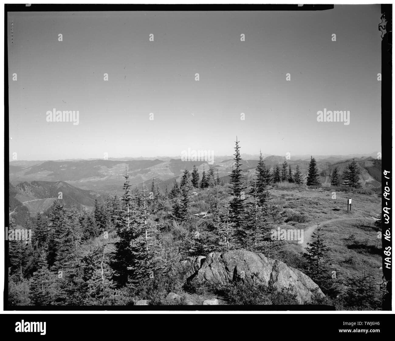 September 1989 BLICK NACH NORDEN, vom Norden von FAHNENMAST - Suntop Lookout, Forststraße 510, Mt. Baker-Snoqualmie National Forest, Greenwater, Pierce County, WA; Banken, K E Stockfoto