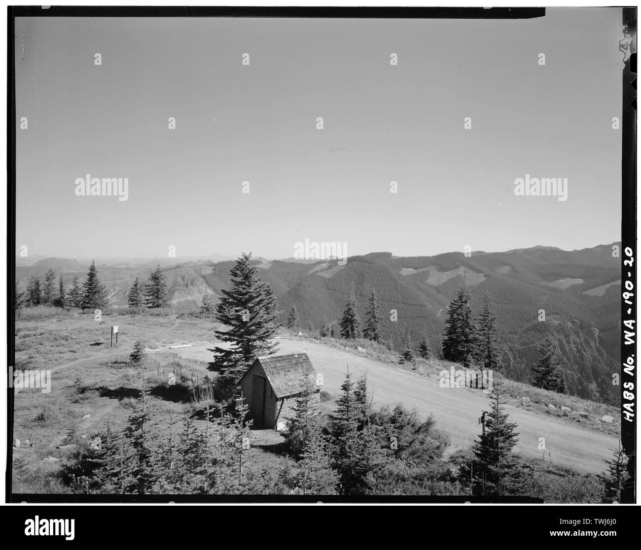 September 1989 Blick nach Nordosten, LAGERSCHUPPEN IM VORDERGRUND, PARKPLATZ IN DER MITTE UND AUF DER RECHTEN Suntop Lookout, Forststraße 510, Mt. Baker-Snoqualmie National Forest, Greenwater, Pierce County, WA; Banken, K E Stockfoto