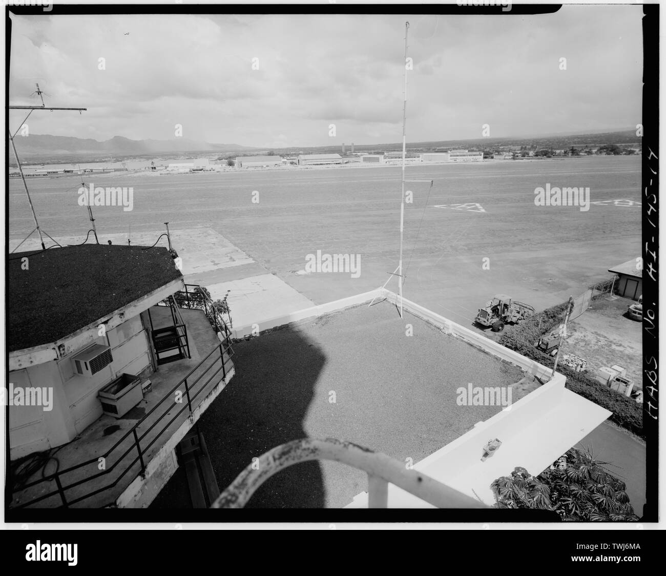 September 1993 Ansicht der Flugplatz von AUSSICHTSTURM AUFSTIEGSLEITER nach Nordwesten - US Naval Base, Pearl Harbor, Betriebsgebäude, Ford Island, Enterprise Straße in der Nähe von Intrepid Boulevard, Pearl City, Honolulu County, HI Stockfoto