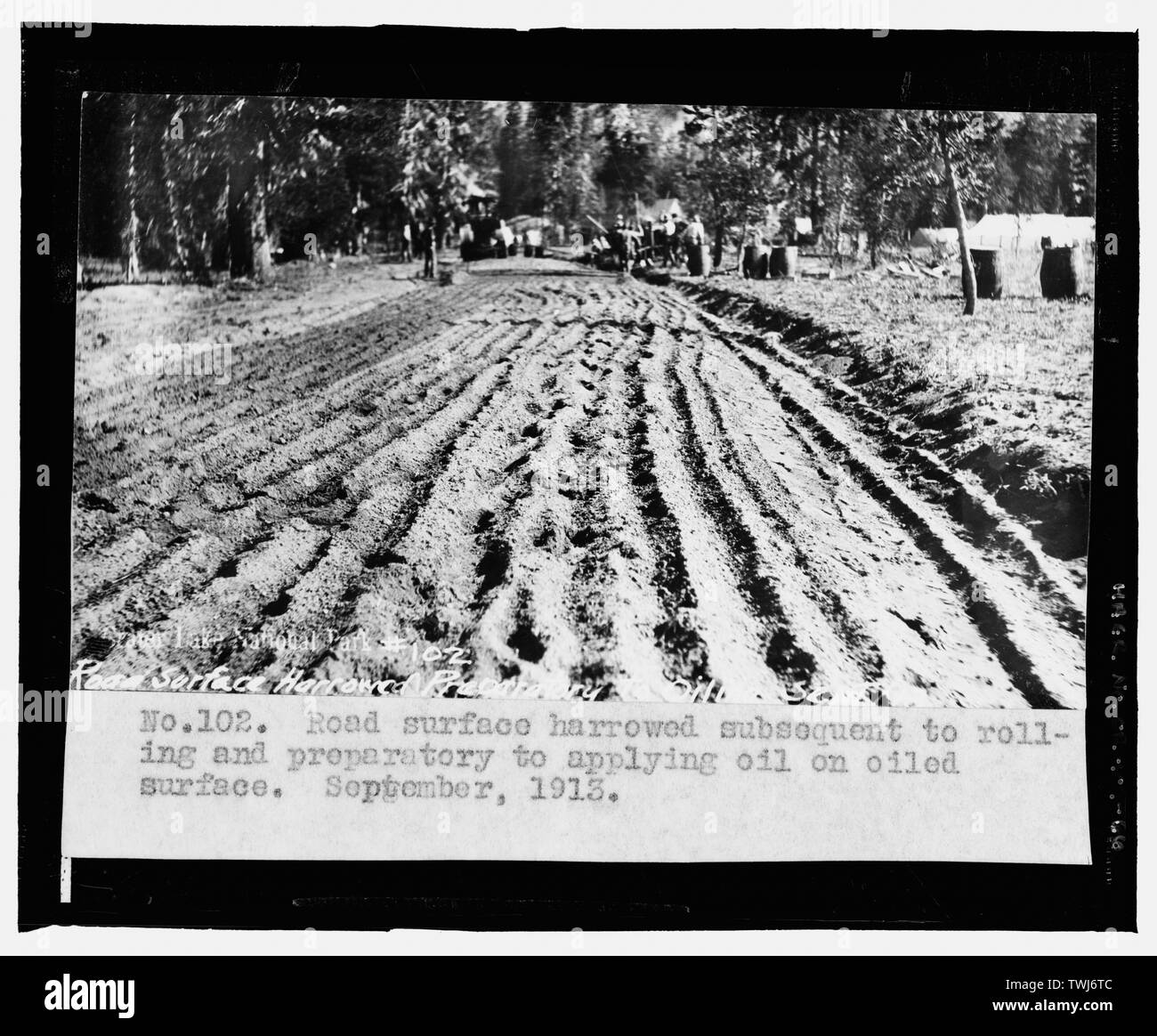 September 1913 Nr. 102. Fahrbahn Geeggt nach Rollen und zur Vorbereitung der Anwendung von Öl auf geölten Oberfläche. - Crater Lake National Park Straßen, Klamath Falls, Klamath County, ODER Stockfoto