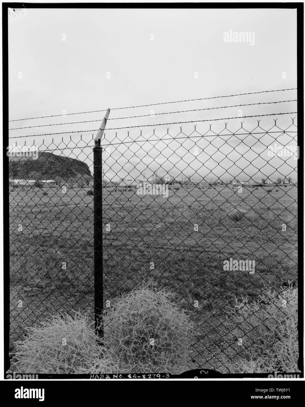 Einstellung; Blick nach Nordwesten durch Stockade Zaun, zu einer Szene wenig seit 1945 geändert; 90-mm-Objektiv. - Tule Lake Projekt Gefängnis, Post 1,6 Km 44,85, State Route 139, Newell, modoc County, CA Stockfoto