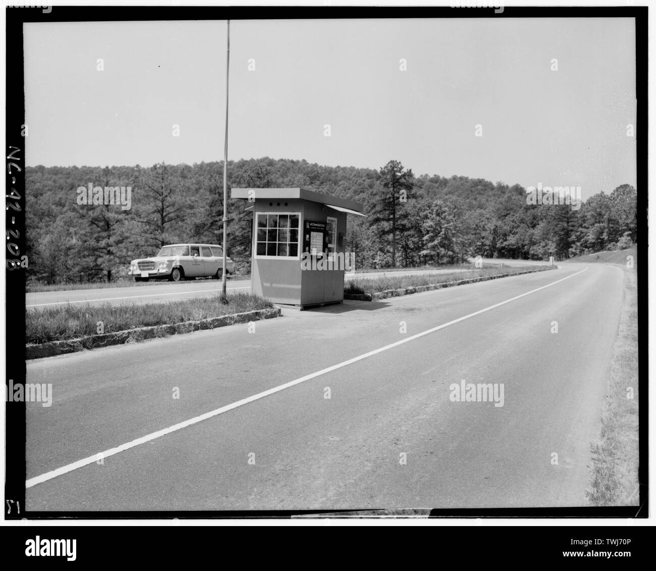 Mehrere dieser Prüfstationen, errichtet für die Gebühr - Sammlung Zwecke aber nie zugelassen zu betreiben wie auf der Allee in den 1950er Jahren konstruiert, wurden. Sie lieferten Informationen über Bereich Anpassungen. Standorte inklusive Rockfish Tal, Adney Lücke, nördlich und südlich von Roanoke, in der Nähe von Asheville Biltmore, und vom Oconaluftee River. Alle wurden von den 80er Jahren entfernt, nach Autos, die in beiden Strukturen lief und abgerissen. Die Inseln, wo diese entfernt wurden, sind nun für die Säule der Wahrheit Informationen verwendet werden. - Blue Ridge Parkway, zwischen Shenandoah National Park und Great Smoky Mountains Stockfoto
