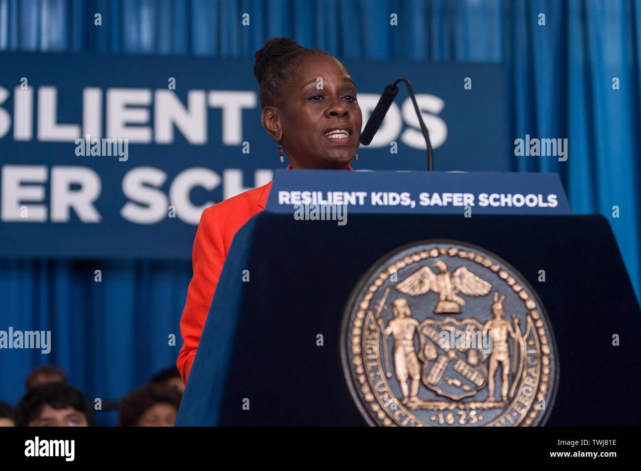 Brooklyn, New York, USA. Juni, 2019 20. NYC First Lady Chirlane McCray. - Bei einer Pressekonferenz, an der Charta der Schule erkunden Überschreiten in Brooklyn, NY, Bürgermeister Bill De Blasio, erste Dame Chirlane McCray und Schulen Bundeskanzler Richard A. Carranza angekündigt zum ersten Mal in New York City's Geschichte, dass alle Studenten Zugang zu Social-Emotional Lernen (SEL) und wiedergutmachende Gerechtigkeit (RJ) Praktiken und, wenn nötig, früher Intervention aus klinischen Sozialarbeiter. Credit: PACIFIC PRESS/Alamy leben Nachrichten Stockfoto