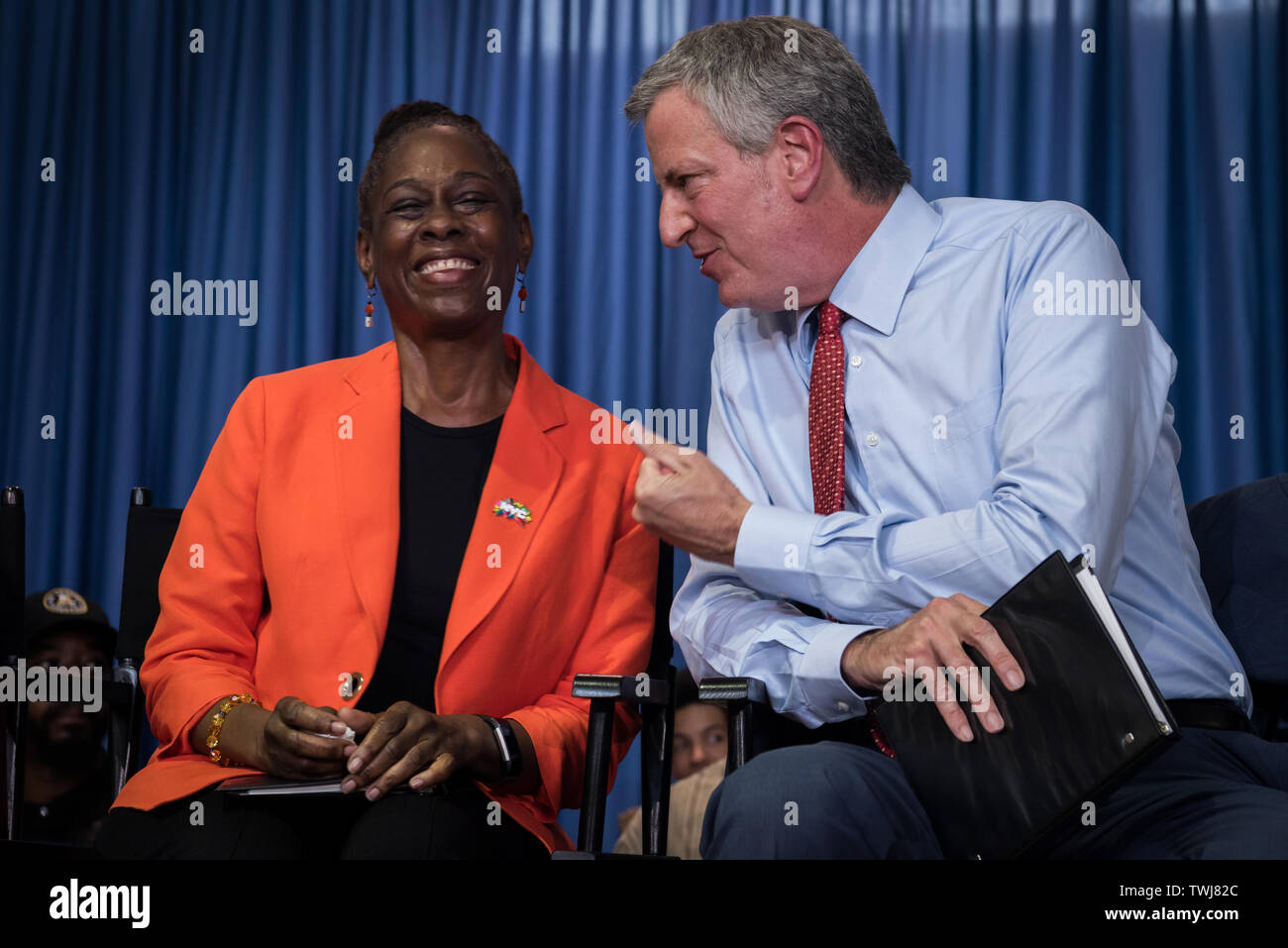 Brooklyn, New York, USA. Juni, 2019 20. NYC Bürgermeister und der demokratische Präsidentschaftskandidat Bill De Blasio mit First Lady Chirlane McCray - Bürgermeister Bill De Blasio, erste Dame Chirlane McCray und Schulen Bundeskanzler Richard A. Carranza angekündigt zum ersten Mal in New York City's Geschichte, dass alle Studenten Zugang zu Social-Emotional Lernen (SEL) und wiedergutmachende Gerechtigkeit (RJ) Praktiken und, wenn nötig, früher Intervention aus klinischen Sozialarbeiter. Credit: PACIFIC PRESS/Alamy leben Nachrichten Stockfoto