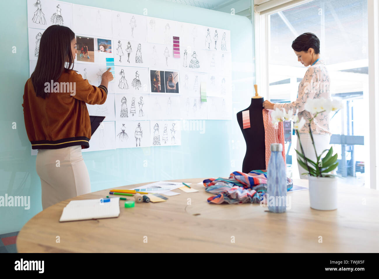 Weibliche Mode Designer arbeiten in einem modernen Büro Stockfoto