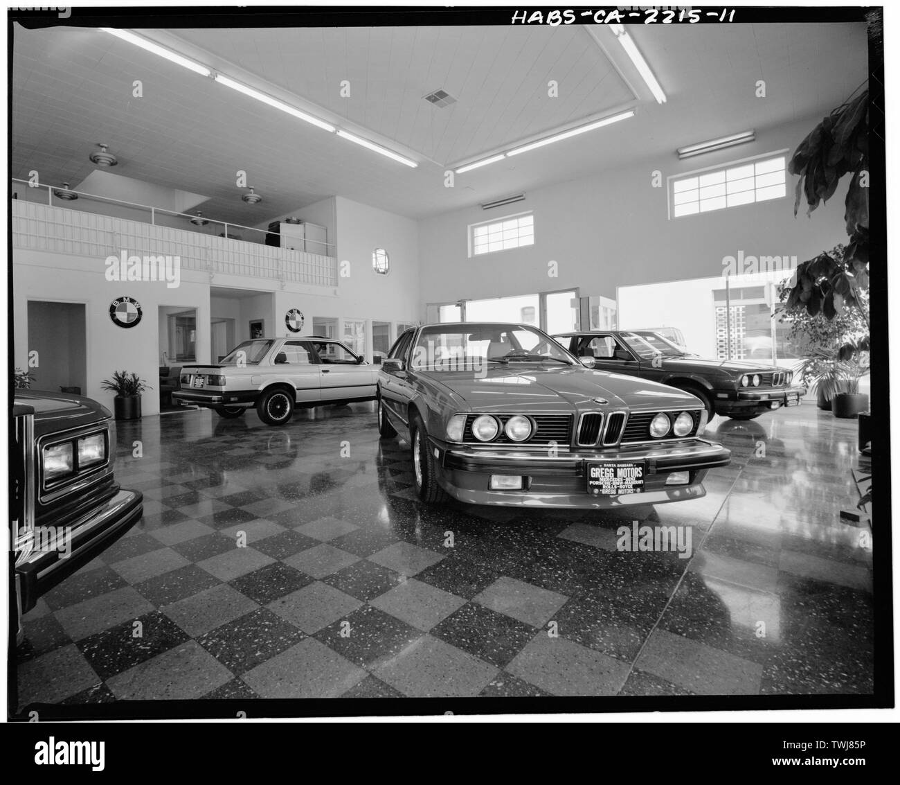 Showroom Innenraum, Blick nach Westen. - V.E. Holz Auto Gebäude, 315 State Street, Santa Barbara, Santa Barbara County, CA Stockfoto