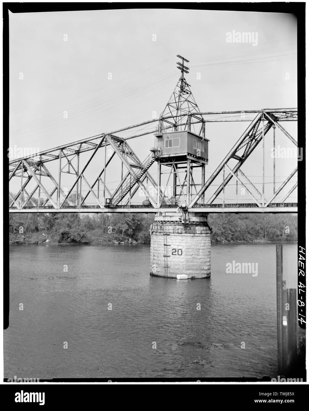 Mit seitlichem Blick auf Swing span in Position geschlossen. Die zwei (2) Waffen dienen als einfache überspannt, eine kleine Menge negative Krümmung wird durch die kontinuierliche, Oben und Unten truss Akkorde durch eine kontinuierliche Zustand untergebracht. Hinweis Die schräge Ende Post von jedem der einfachen überspannt, das Haus, Zentrum/pivot Pier und die Zentrale pole-Pole auf der Brücke platziert. - Bridgeport Swing Span Bridge, Spanning Tennessee River, Bridgeport, Jackson County, AL Stockfoto