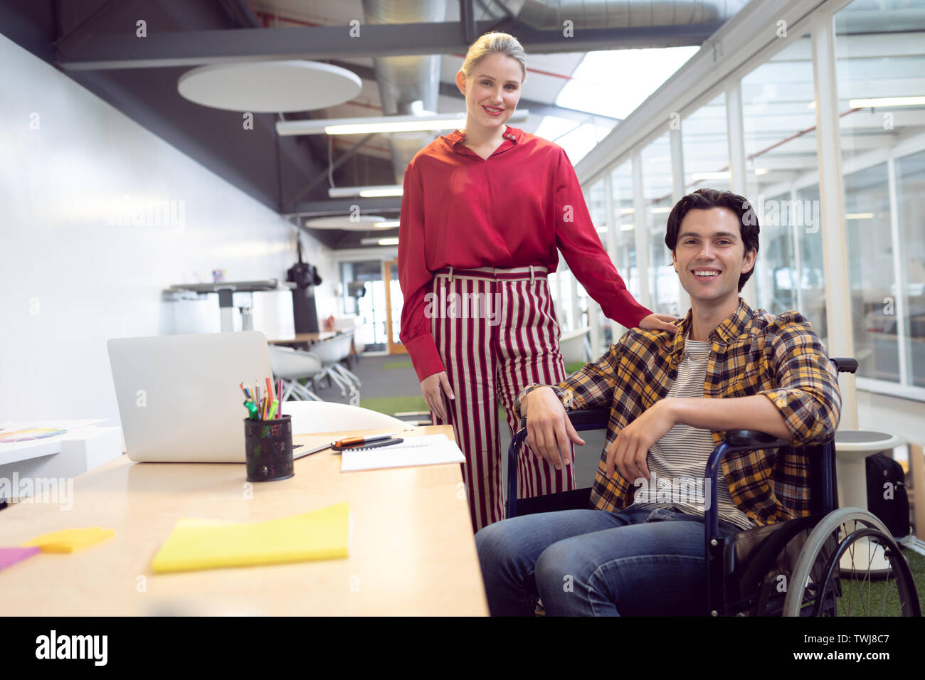 Männliche und weibliche Mode Designer suchen an Kamera Stockfoto