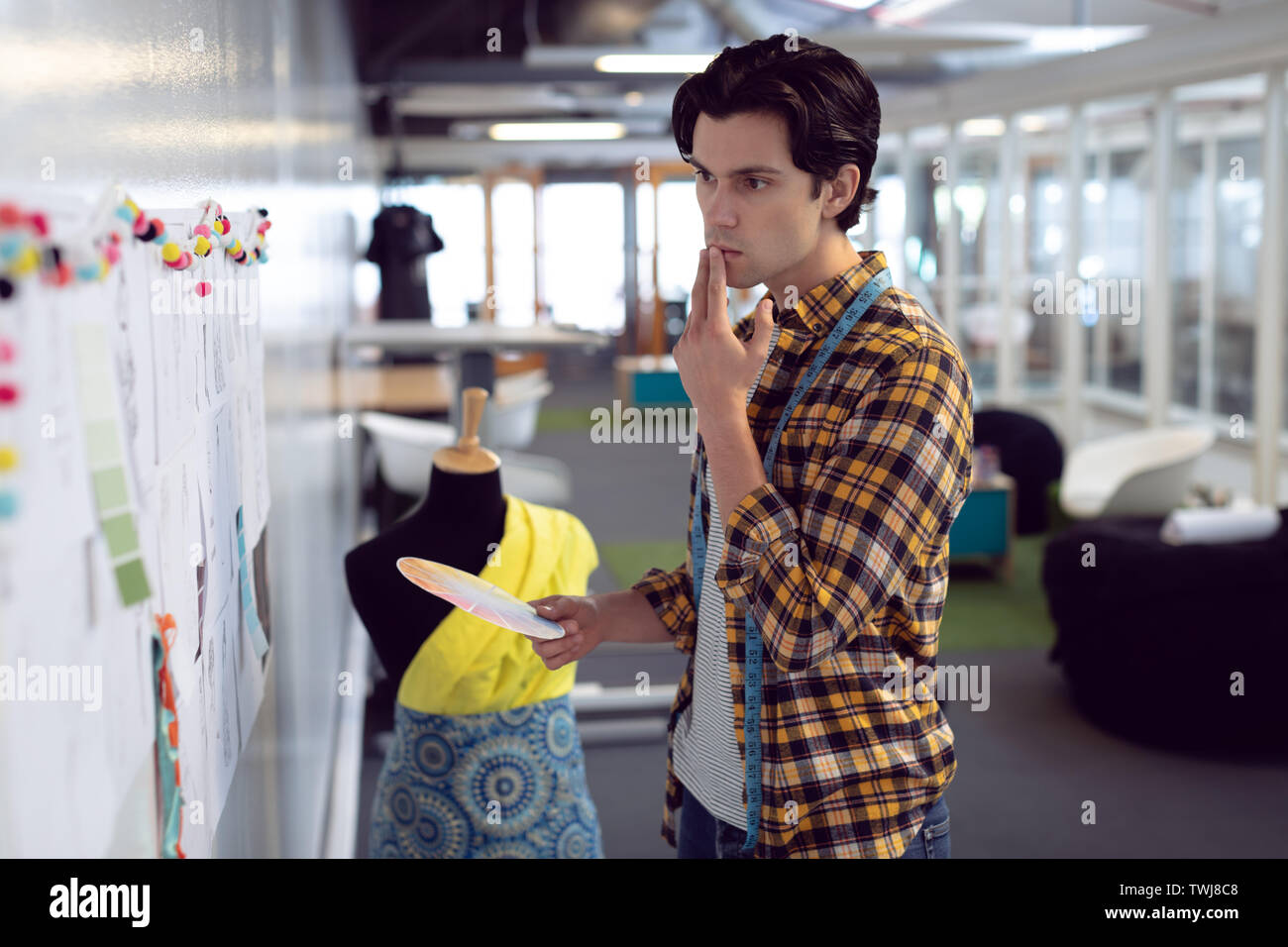 Männliche Fashion Designer bei der Skizze in Büro suchen Stockfoto