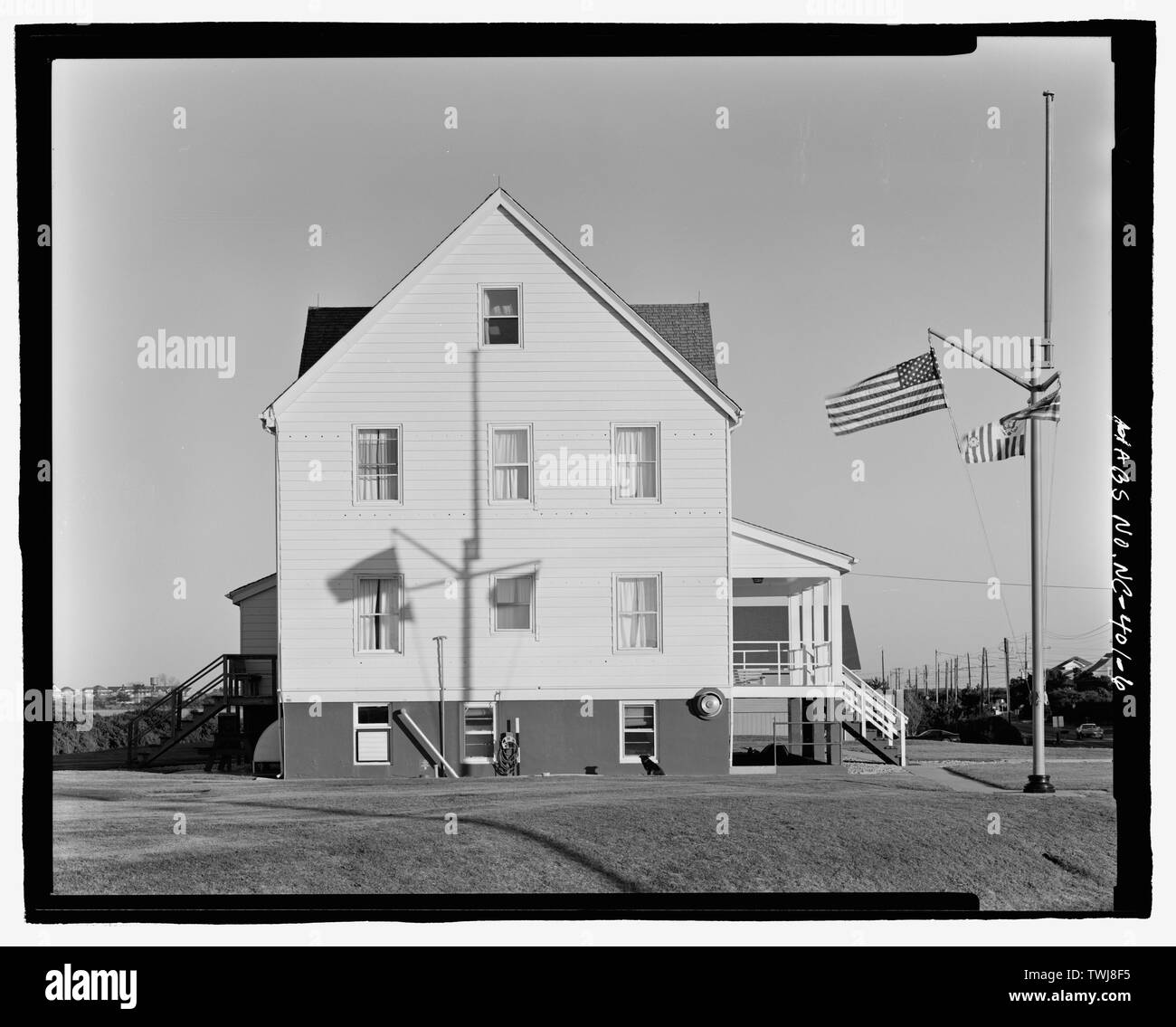 Seite Fassade, mit Blick nach Osten - Oak Island Coast Guard Station, Autobahn 160, Oak Island, Brunswick County, NC Stockfoto