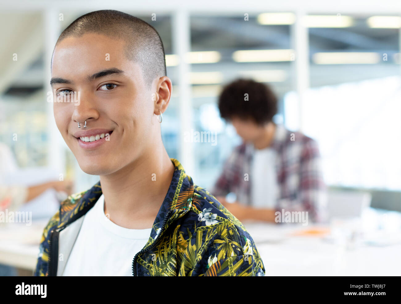 Männliche Fashion Designer Sitzung im Konferenzraum im Büro Stockfoto