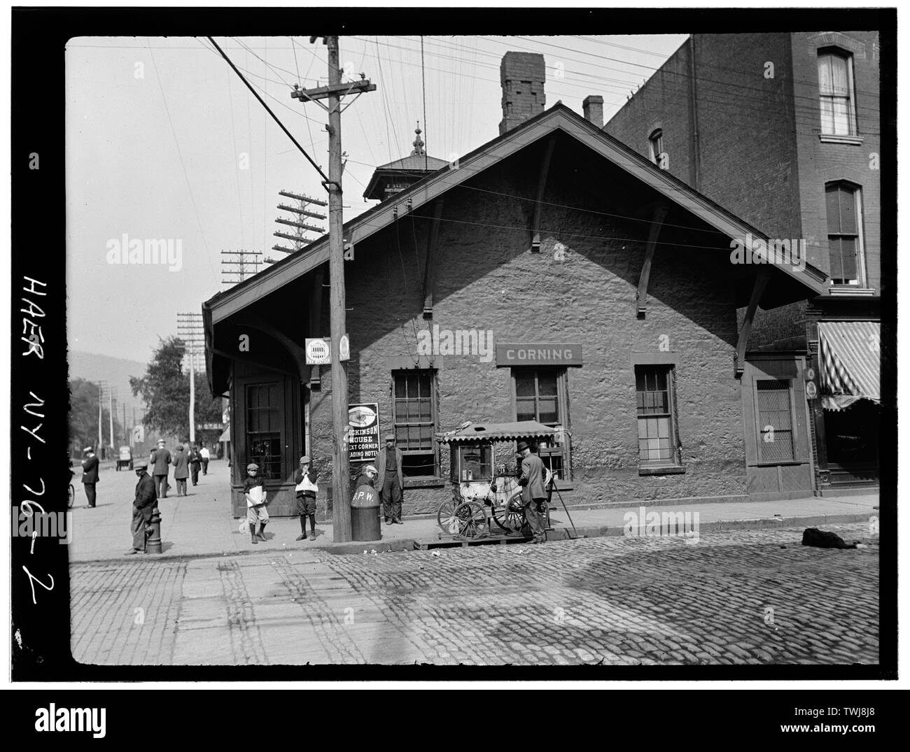Seitliche Sicht auf Station, vor dem Umbau - Erie Railway Station, Corning, Erie Avenue und der Pine Street, Corning, Steuben County, NY Stockfoto