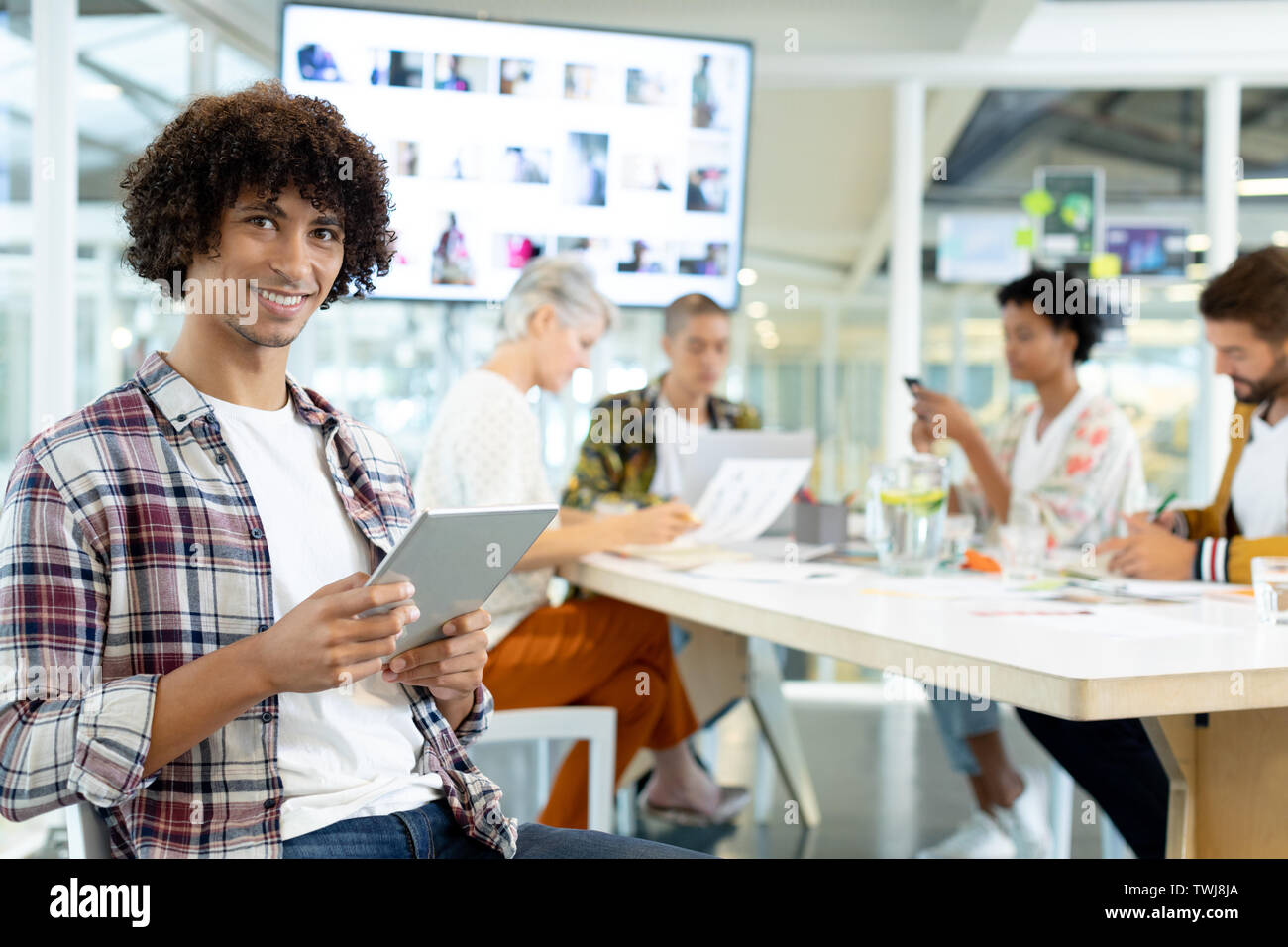 Männliche Modedesigner mit digitalen Tablet im Konferenzraum im Büro Stockfoto