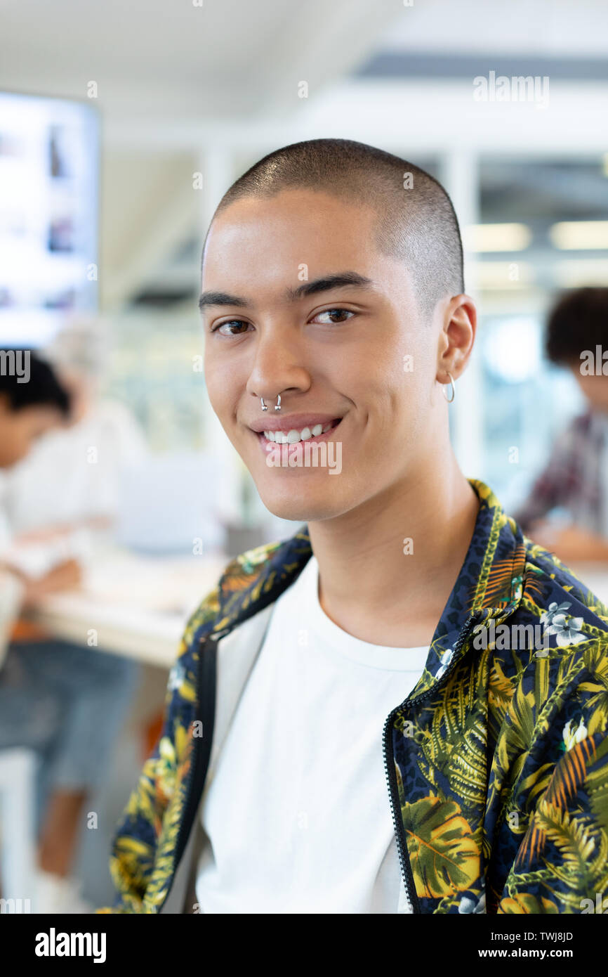 Männliche Fashion Designer Sitzung im Konferenzraum im Büro Stockfoto