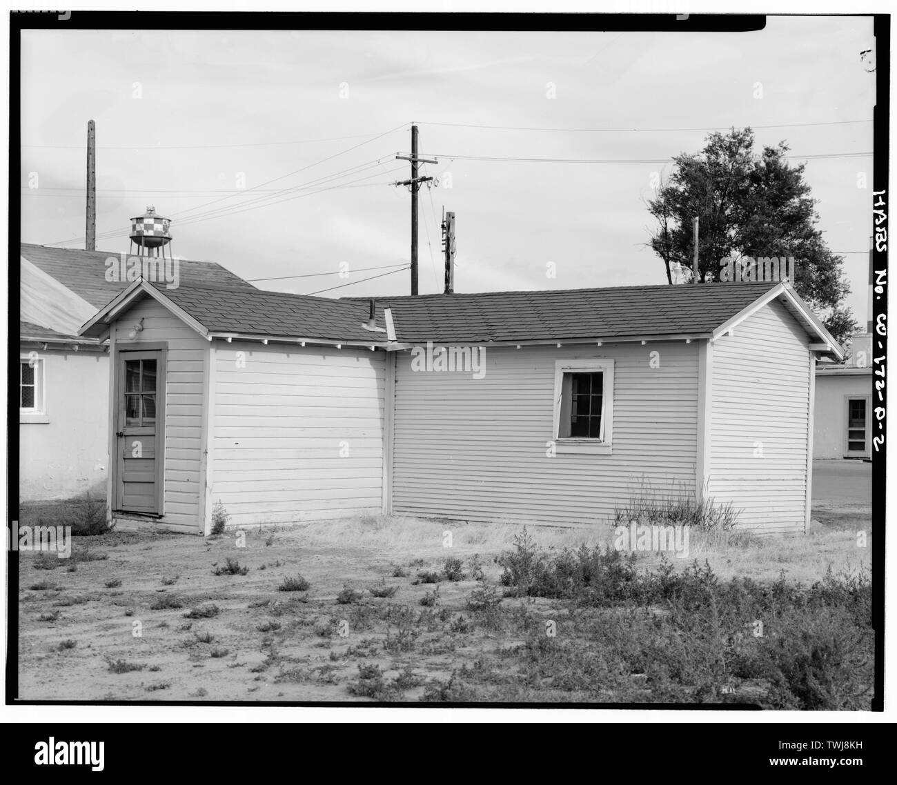 Seiten (im Westen) und Rückseiten (Norden) von Gebäude 254. Wasserturm, Gebäude 239 (HABS. CO-172-B) ist in der Ferne. - Fitzsimons General Hospital, Gebäude 254, Nordseite von Ost O'Niell Avenue, zwischen dem Zehnten und zwölften Straßen, Aurora, Adams County, CO Stockfoto