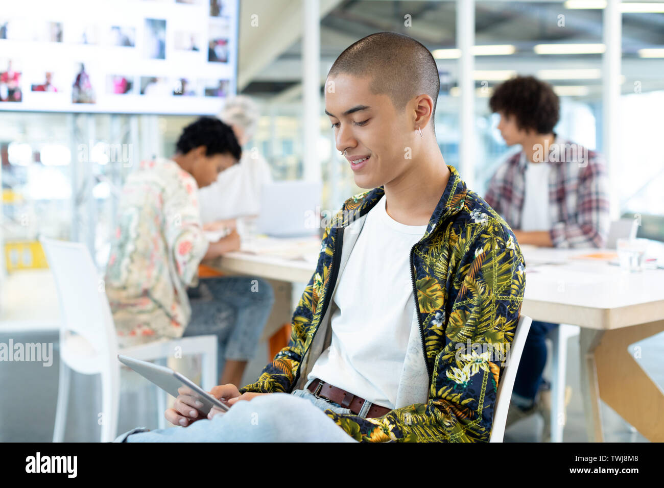Männliche Modedesigner mit digitalen Tablet im Konferenzraum Stockfoto