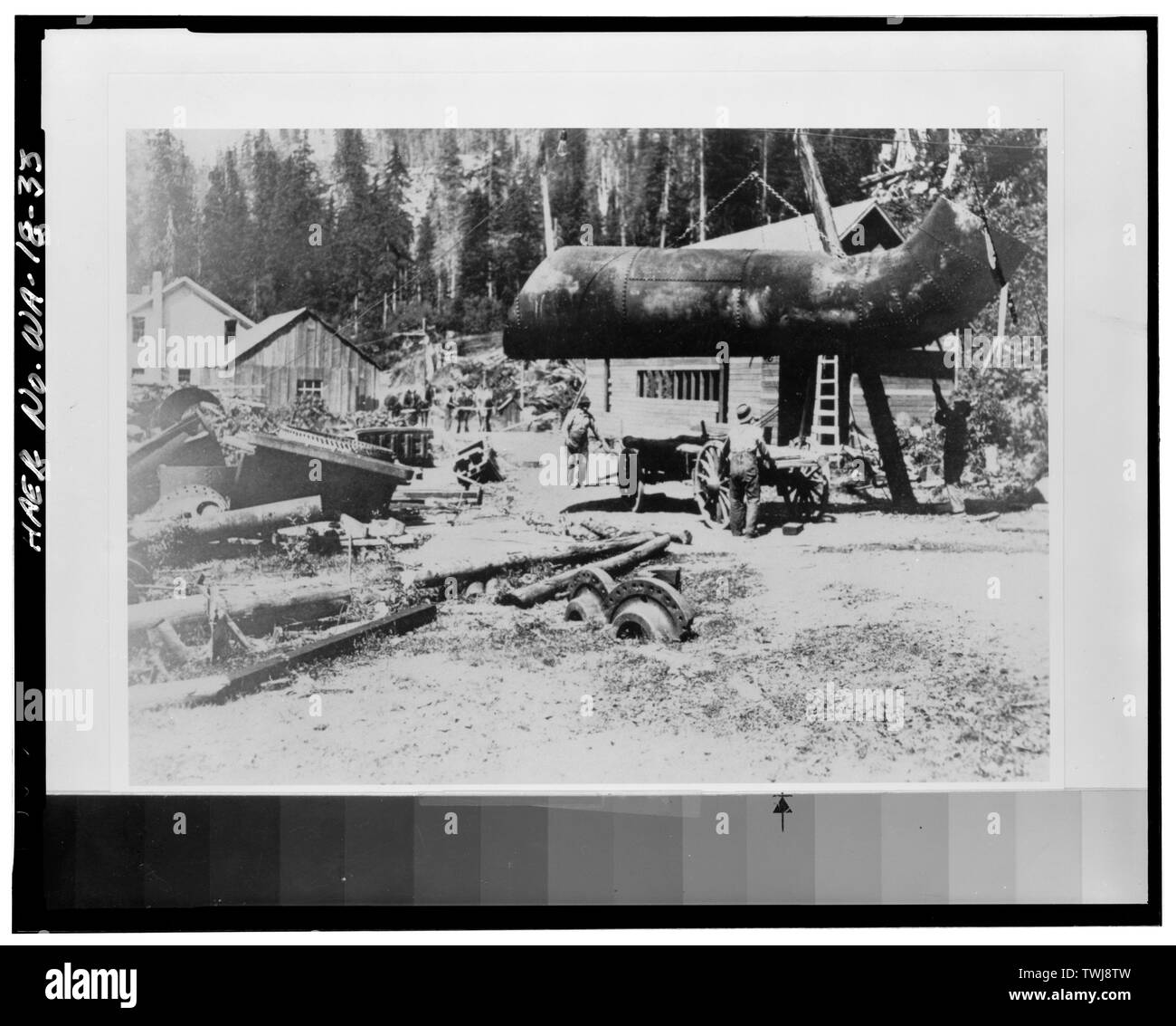 Ähnliche Ansicht WA -18-32; Historische Ansicht gerade westlich von Powerhouse während der Rekonstruktion von Druckleitungen und Austausch der ursprünglichen Francis Turbine mit pelton Räder, 1912; Suche nach Nordwesten. (Fotograf unbekannt, ca 1912.) - nooksack Falls Wasserkraftwerk, Route 542, Gletscher, Whatcom County, WA; Cornwall, Pierre B; Bellingham Bay Improvement Company; Stein, Charles; Webster, Edwin; Jones, Kimberly, Sender Stockfoto