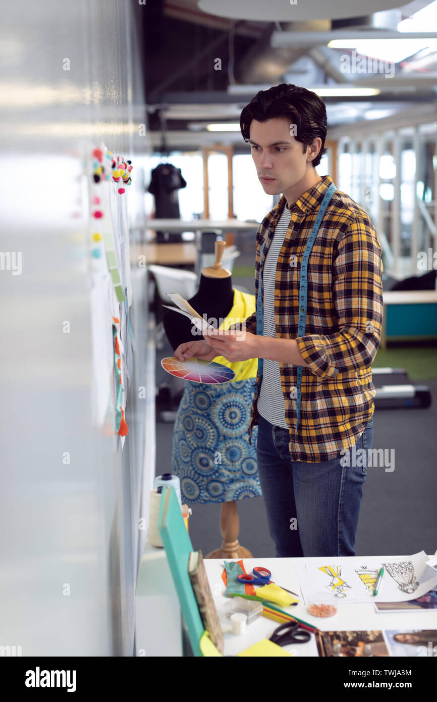 Männliche Fashion Designer bei der Skizze in Büro suchen Stockfoto