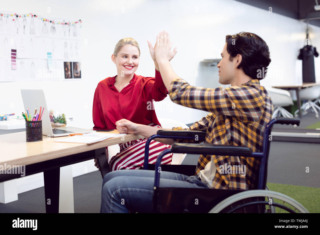 Männliche und weibliche Mode Designer hoch fünf Stockfoto