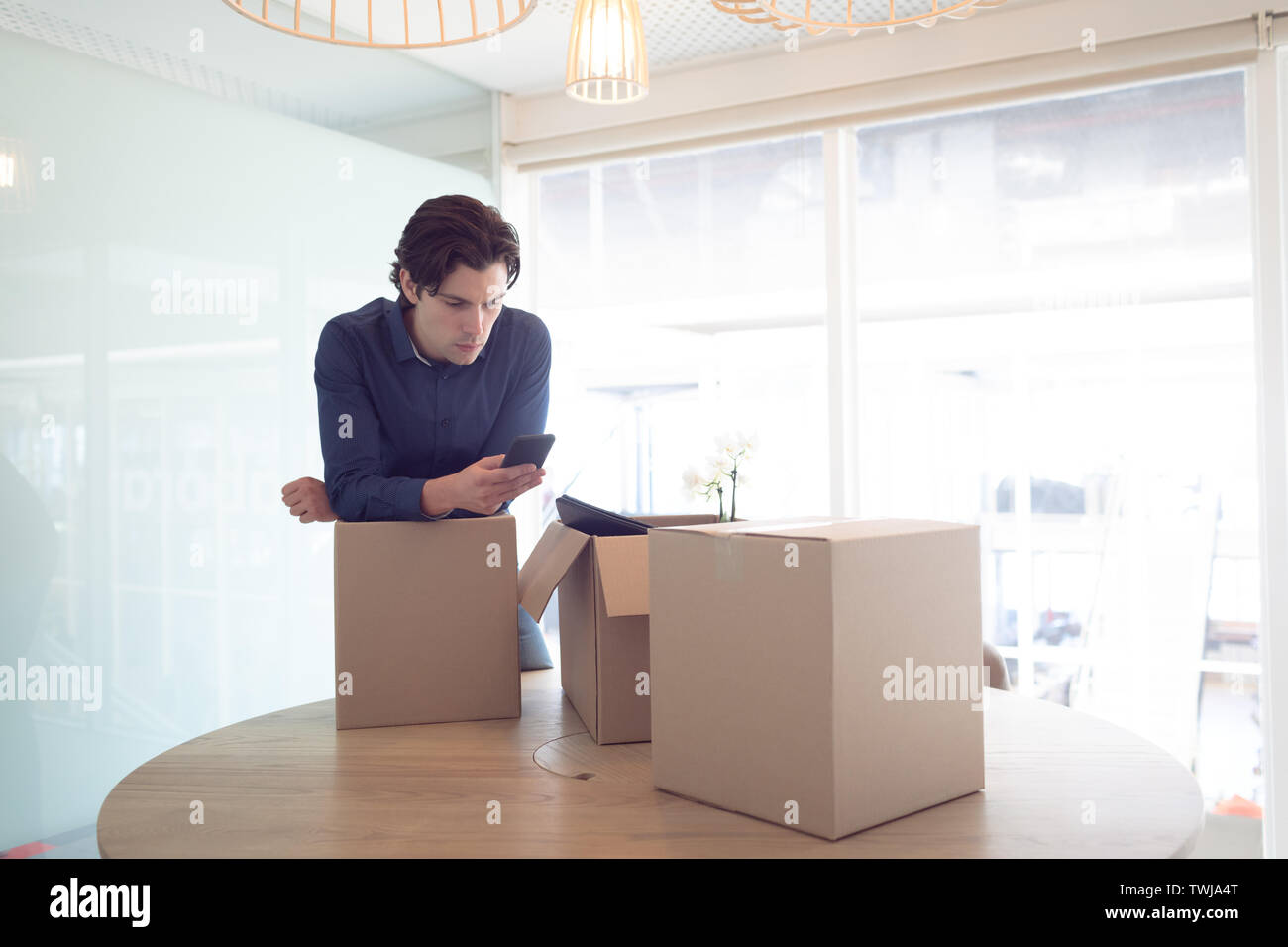 Männliche Executive mit Handy im Büro Stockfoto