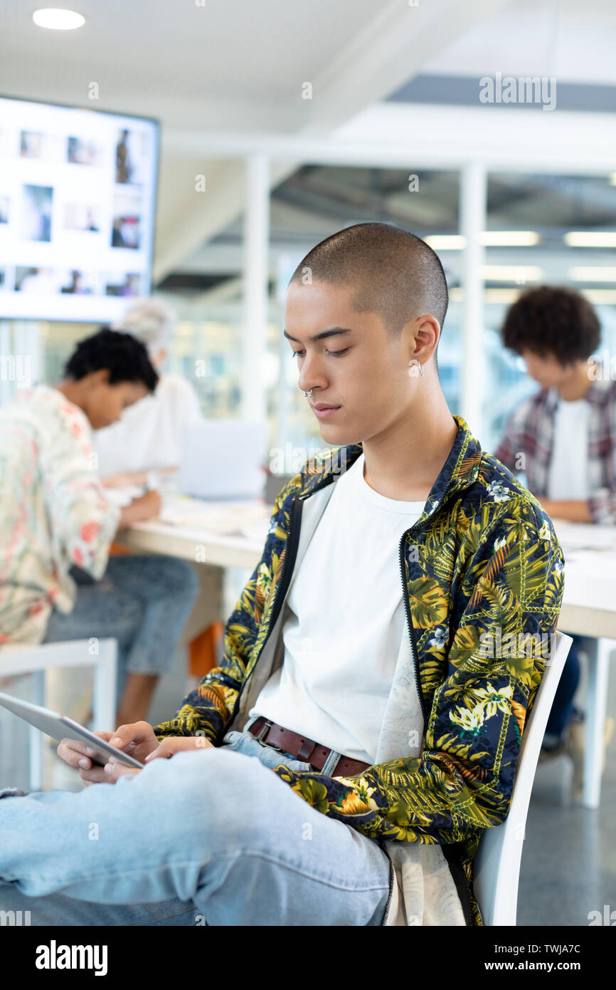 Männliche Modedesigner mit digitalen Tablet im Konferenzraum Stockfoto