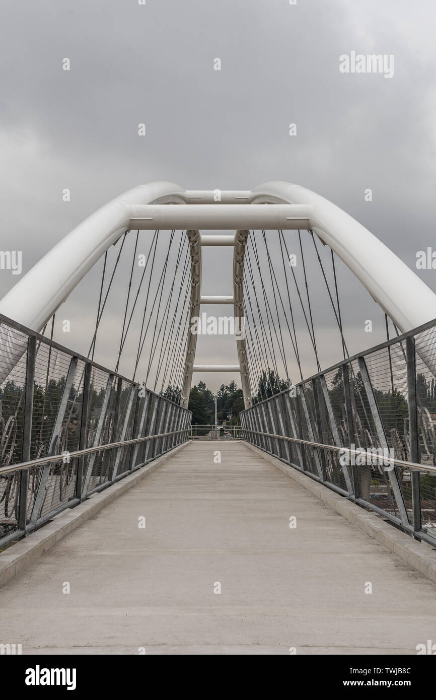 ABBOTSFORD, KANADA - 29. MAI 2019: Fußgänger- und Fahrradbrücke über die Autobahn. Stockfoto