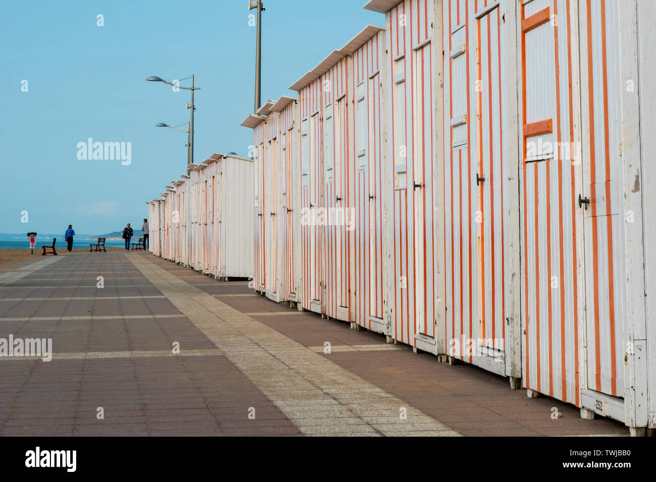 Houlgate, Frankreich - Juni 4, 2019: Typische Häuser und Hütten am Strand von Cabourg. Stockfoto