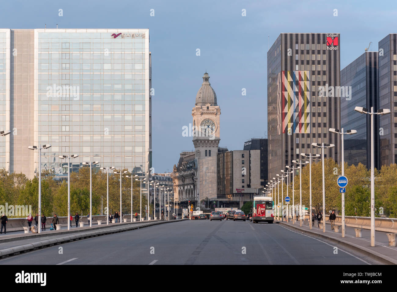 Paris, Frankreich - apris 15, 2019: Charles de Gaulle Brücke mit Turm Horloge - Tour de l'horloge - Der Gare de Lyon Bahnhof im Hintergrund Stockfoto