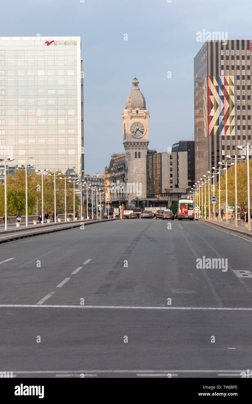 Paris, Frankreich - apris 15, 2019: Charles de Gaulle Brücke mit Turm Horloge - Tour de l'horloge - Der Gare de Lyon Bahnhof im Hintergrund Stockfoto