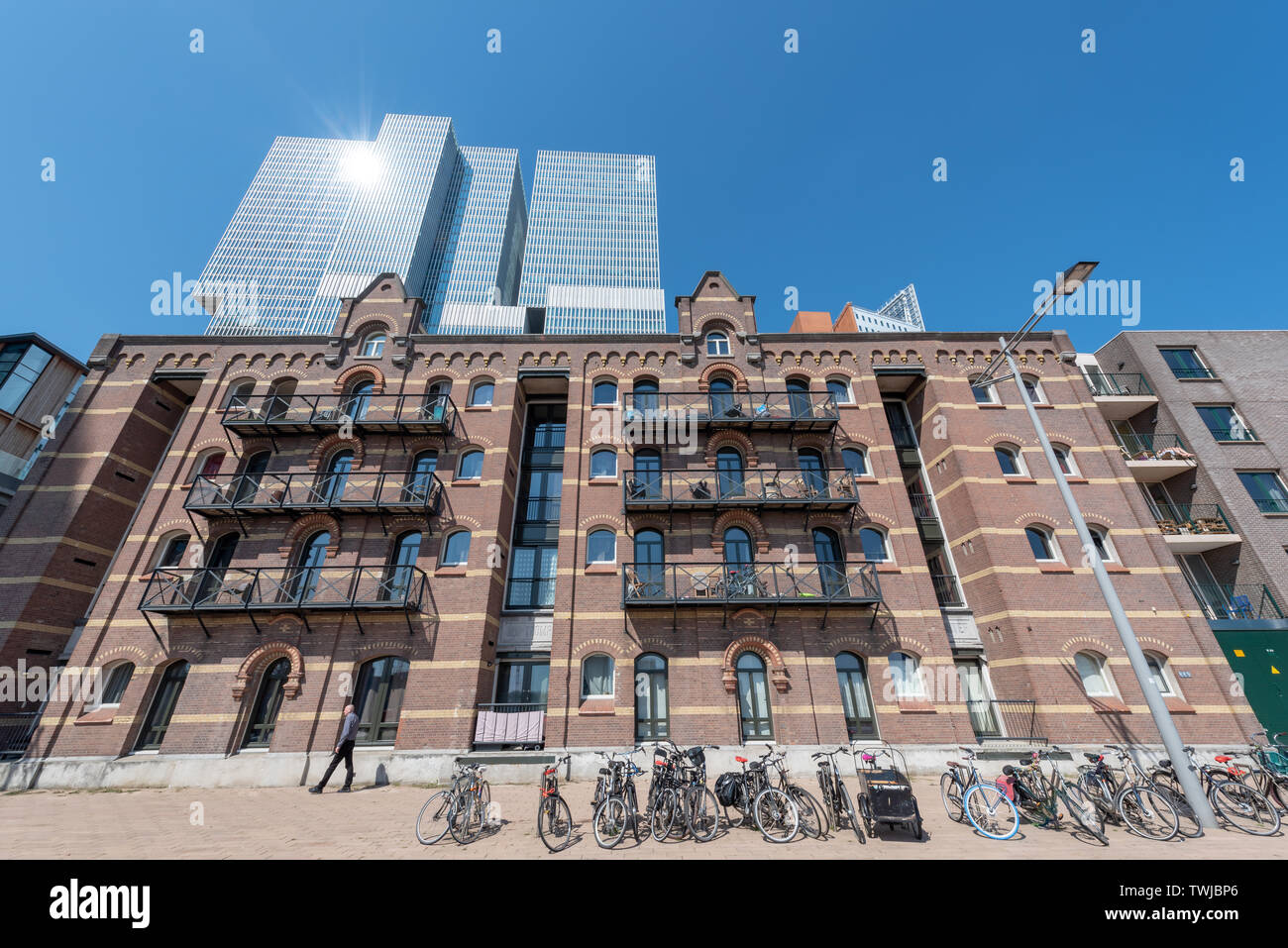 Rotterdam, Niederlande - 18 April 2019: alten holländischen Gebäude gegen De Rotterdam Welcome und blauer Himmel Stockfoto