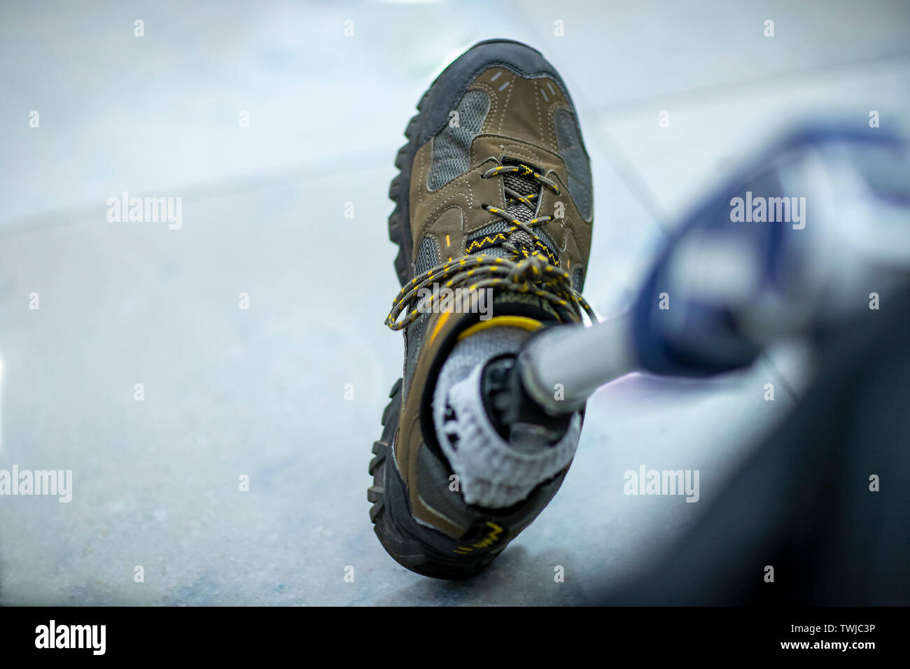 Mechanische Prothese mit Tennis. Künstliches Bein Stockfotografie - Alamy
