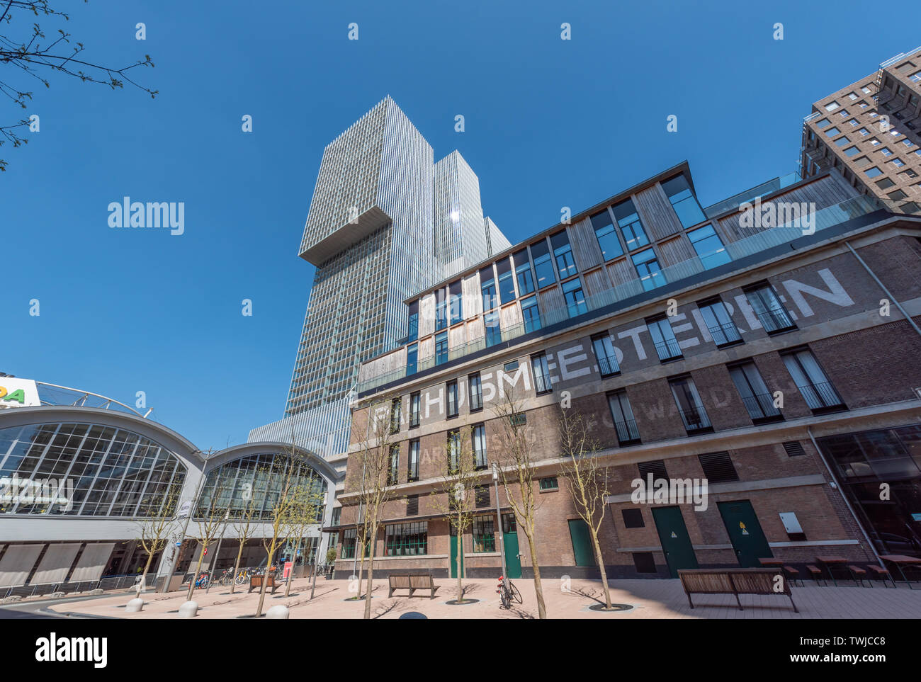 Rotterdam, Niederlande - 18 April 2019: alten holländischen Gebäude gegen De Rotterdam Welcome und blauer Himmel Stockfoto