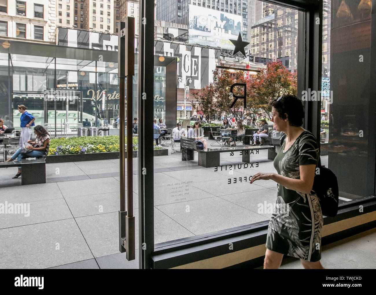 New York, 6/6/2019: Die Szene auf dem Broadway in Midtown Manhattan als von innen ein Starbucks Coffee shop buchen. Stockfoto