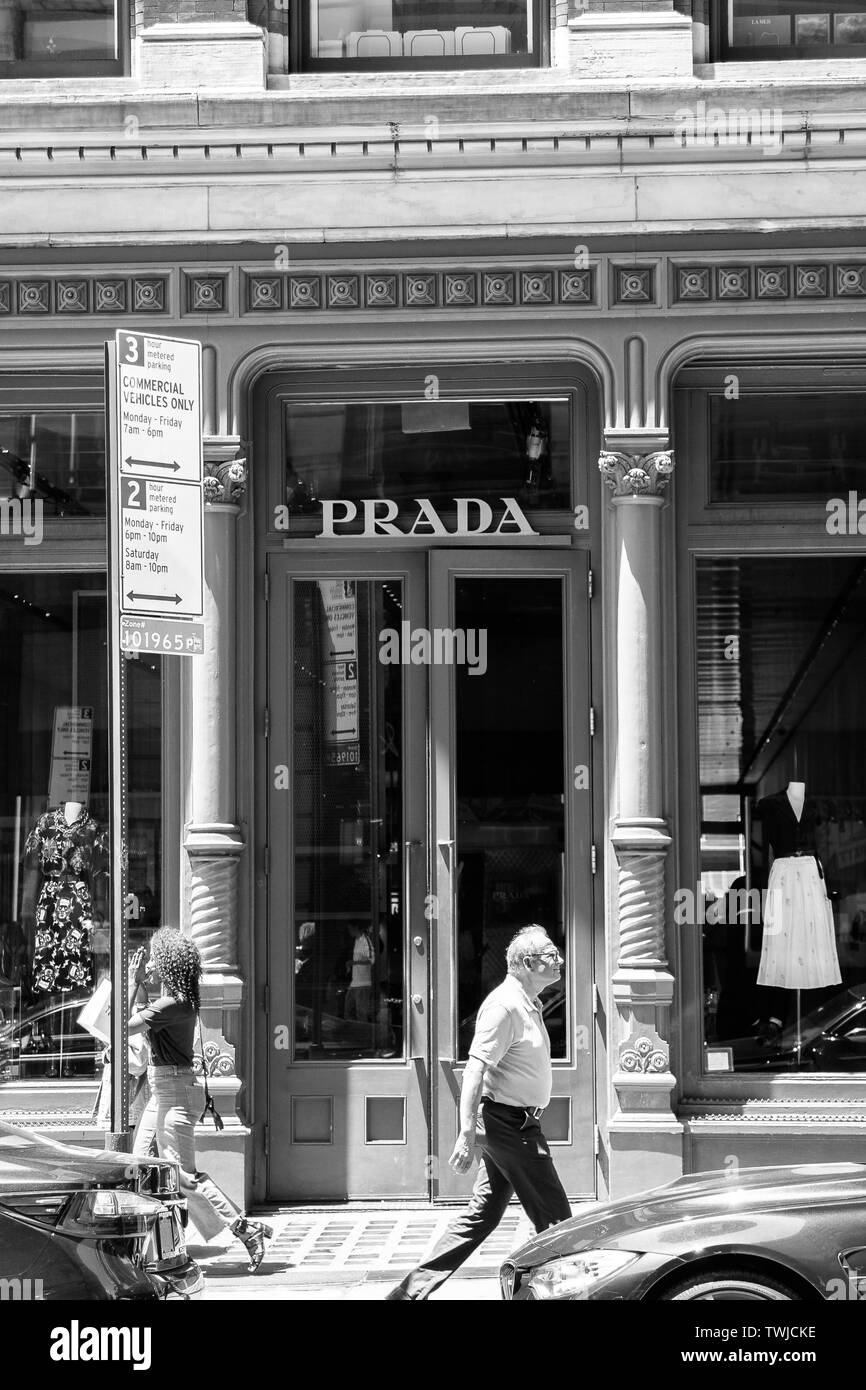 New York, 6/15/2019: Leute gehen durch eine Prada Stores in SoHo. Stockfoto