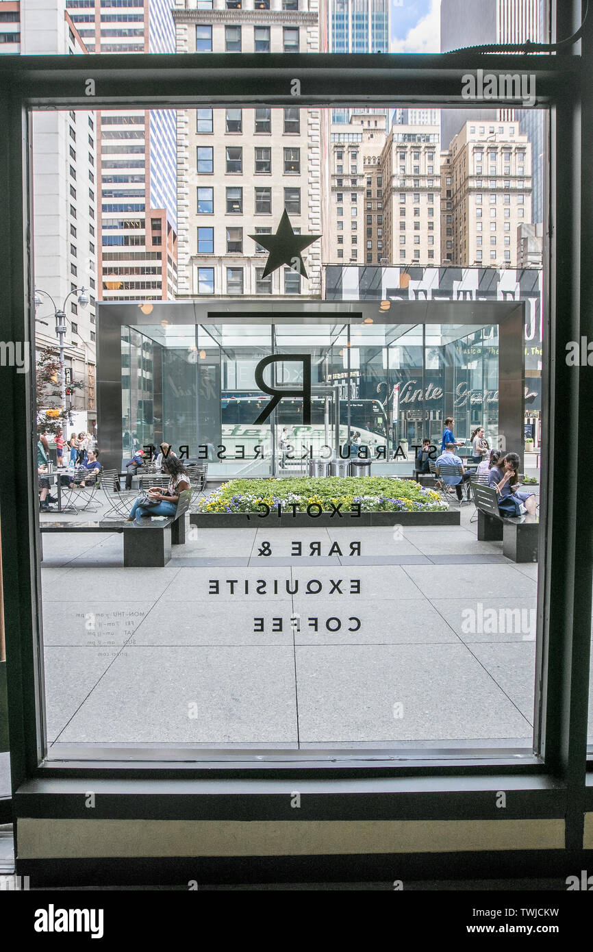 New York, 6/6/2019: Die Szene auf dem Broadway in Midtown Manhattan als von innen ein Starbucks Coffee shop buchen. Stockfoto
