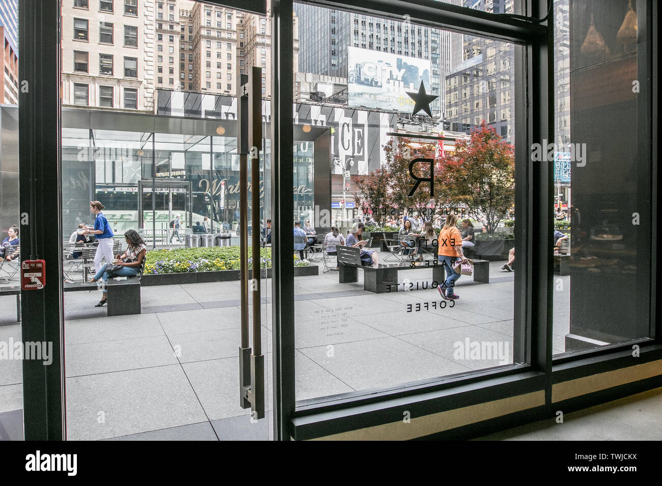 New York, 6/6/2019: Die Szene auf dem Broadway in Midtown Manhattan als von innen ein Starbucks Coffee shop buchen. Stockfoto
