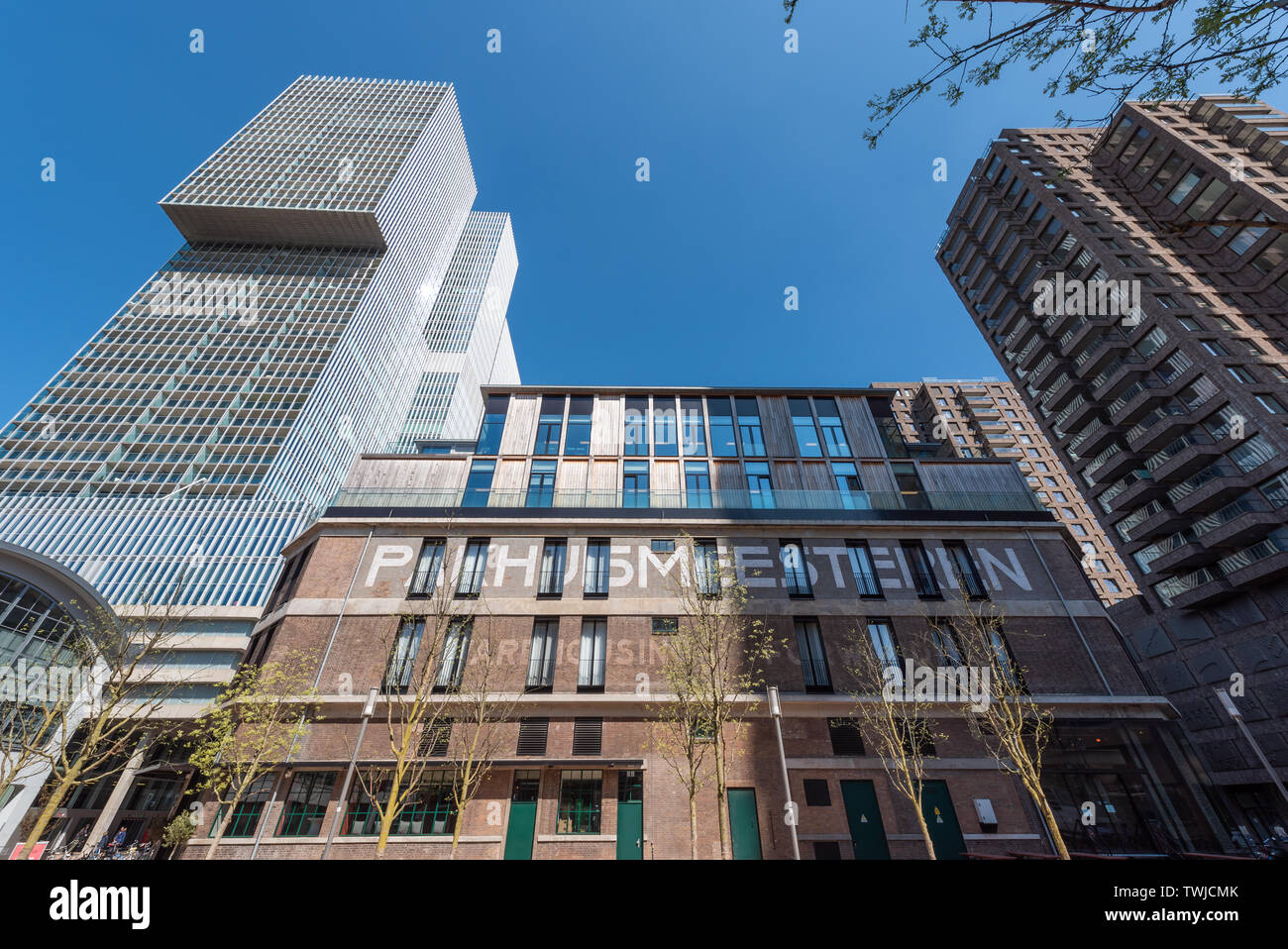 Rotterdam, Niederlande - 18 April 2019: alten holländischen Gebäude gegen De Rotterdam Welcome und blauer Himmel Stockfoto