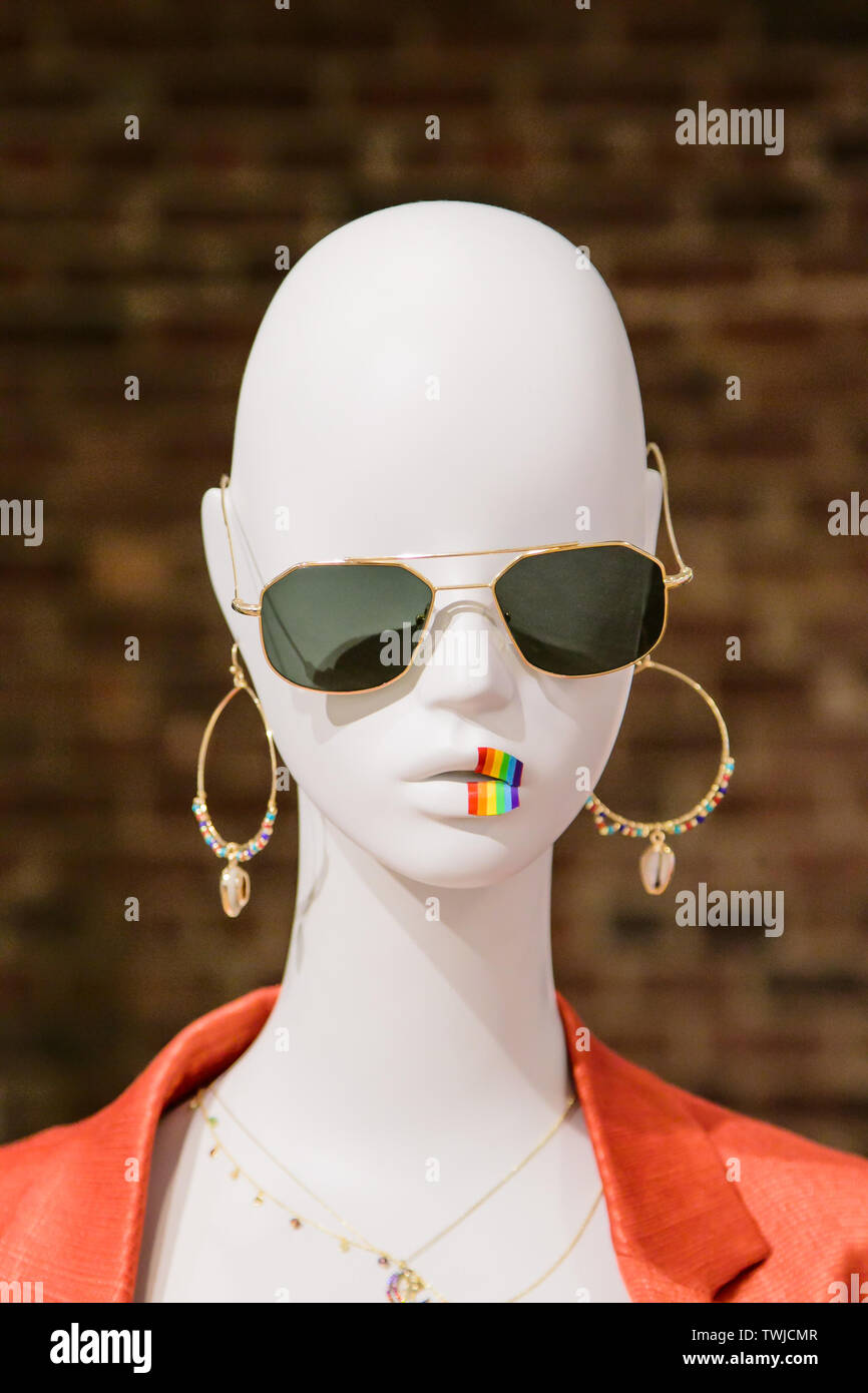 Mannequin mit Sonnenbrille und LGBT pride Aufkleber auf den Lippen. Stockfoto