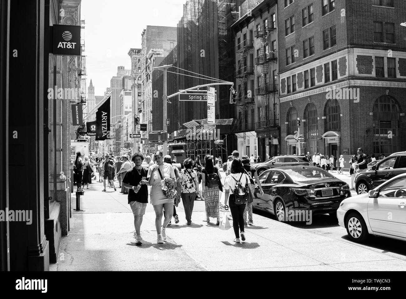 New York, 6/15/2019: Leute laufen Sie entlang der Brodway in der Nähe von Spring Street an einem Samstag Nachmittag. Stockfoto