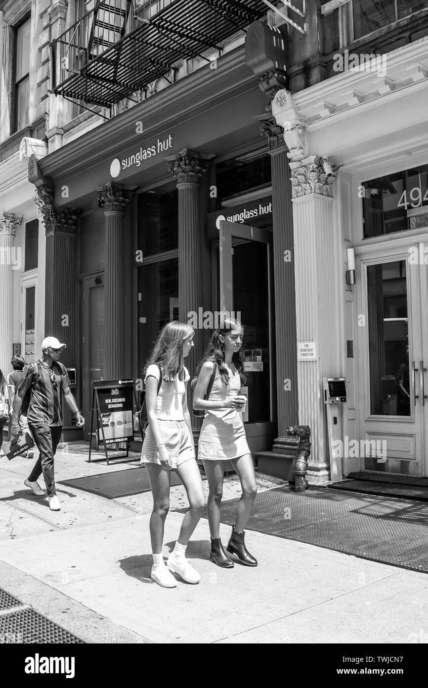 New York, 6/15/2019: Leute gehen von einem Sunglass Hut Stores in SoHo. Stockfoto