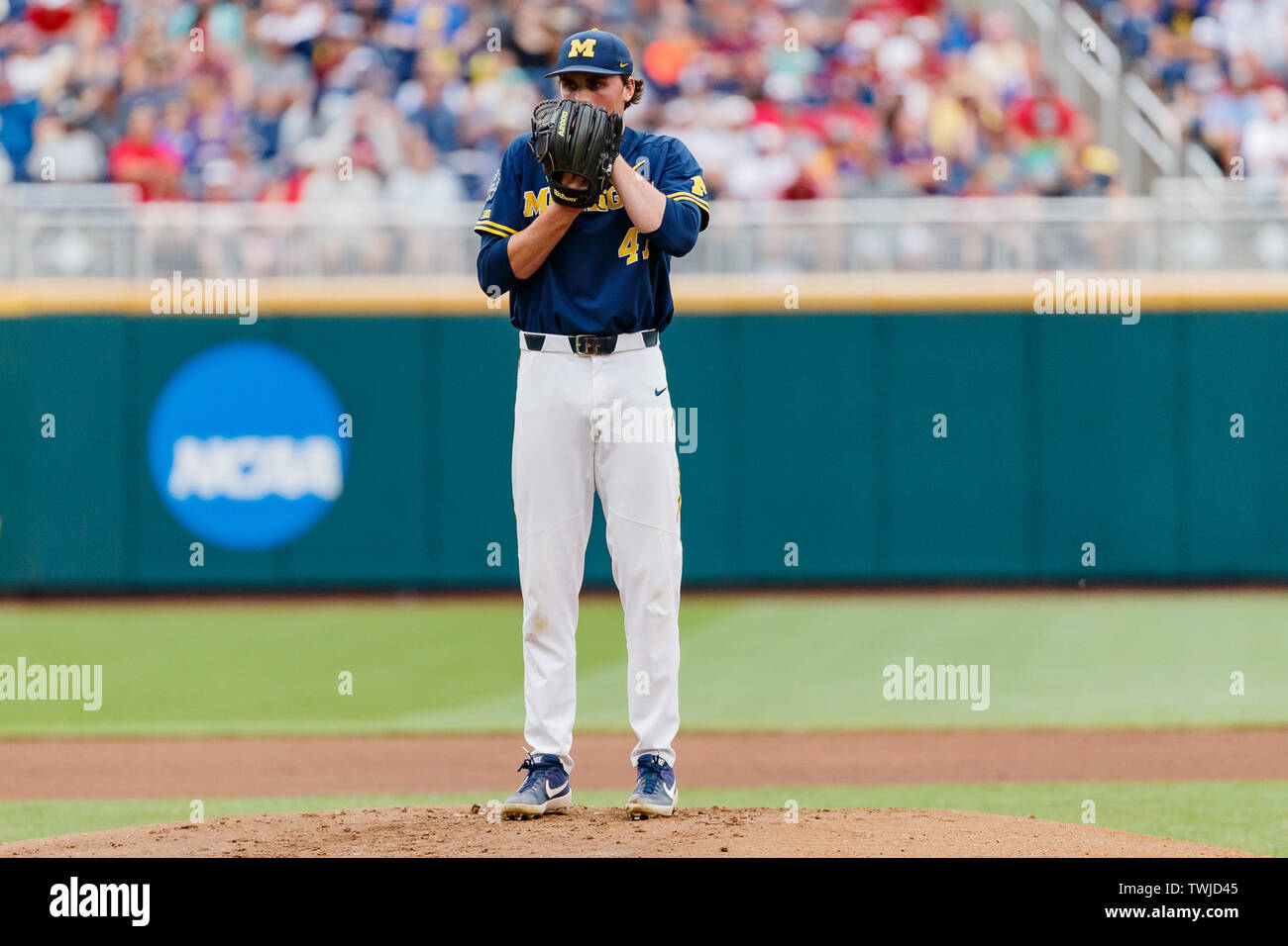 Omaha, NE USA 17 Juni, 2019. Michigan's Krug Tommy Henry #47 in Aktion beim Spiel 6 des 2019 NCAA Men's College World Series zwischen den Michigan Wolverines und Florida State Seminoles am TD Ameritrade Park in Omaha, NE. Teilnahme: 23,541. Michigan gewann 2:0. Michael Spomer/Cal Sport Media. Credit: Csm/Alamy leben Nachrichten Stockfoto