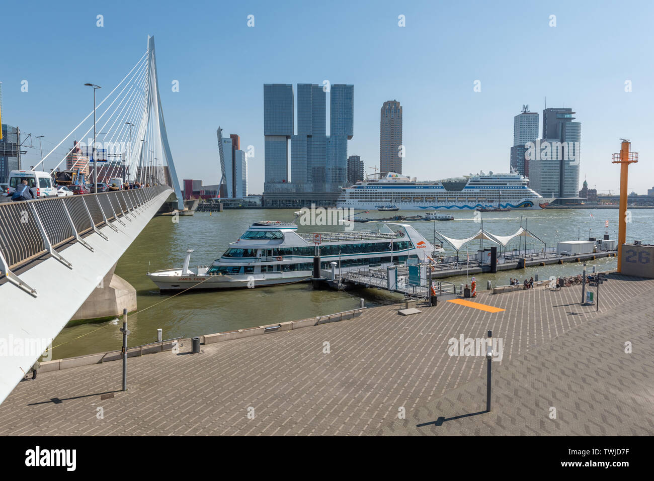 Rotterdam, Niederlande - 18 April 2019: die Skyline von Rotterdam mit Erasmus Brücke und die Neue Maas an einem klaren Tag Stockfoto